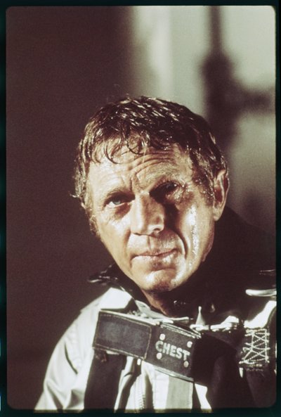 ستيف ماكوين في موقع تصوير فيلم The Towering Inferno بواسطة أورلاندو سويرو
