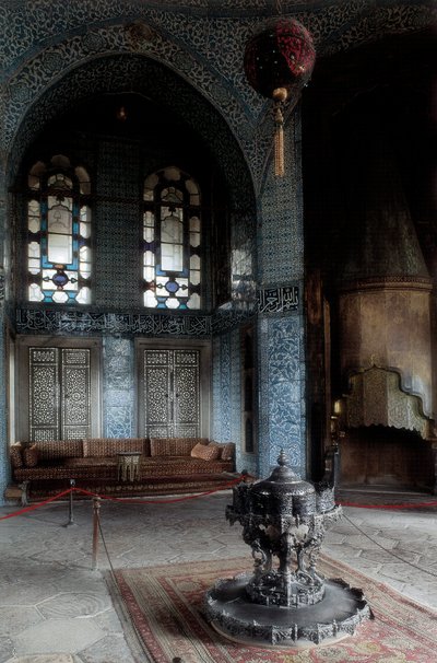 العمارة والفن العثماني: قصر توبكابي (توبكابي سراي) مقر الإقامة الحضري الرئيسي والرسمي للسلطان العثماني من 1465 إلى 1853. قصر بني بين 1475-1478. تركيا ، اسطنبول. بواسطة المدرسة العثمانية