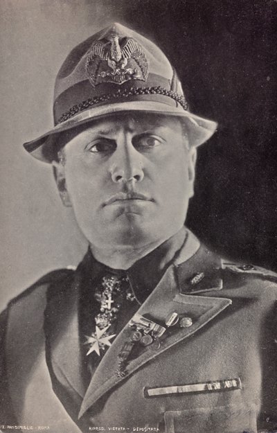 ألبوم "Duce": بينيتو موسوليني في زي ميليشيا (صورة بالأبيض والأسود) بواسطة Pandimiglio Pandimiglio