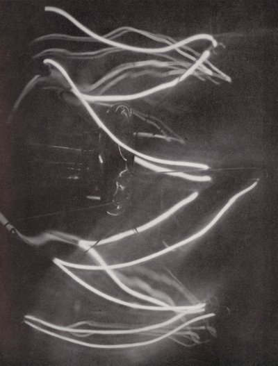 فتيل مصباح كهربائي (صورة بالأبيض والأسود) بواسطة بول هينينج