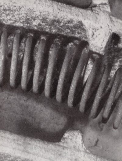 فتيل نار كهربائية (صورة فوتوغرافية بالأبيض والأسود) بواسطة بول هينينج