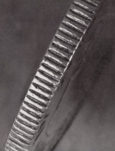 حافة مطحونة لعملة معدنية (صورة بالأبيض والأسود) بواسطة بول هينينج