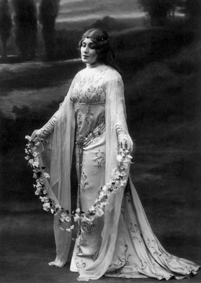 مارغريت كاري في دور ميليساند في أوبرا Pelleas et Melisande لكلود ديبوسي عام 1911، تصوير بول نادار بواسطة بول نادر
