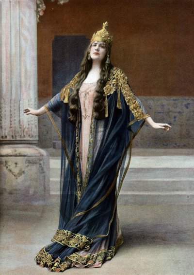 مغنية الأوبرا لوسي أربيل (1882-1947) في دور الملكة أماهيلي في أوبرا quot;باخوسquot;، باريس، صورة نادر من الصحيفة الفرنسية quot;Le Theatrequot; يوليو 1909 بواسطة بول نادر
