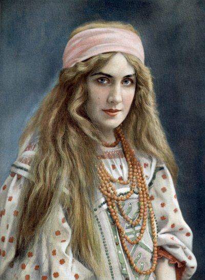 مغنية الأوبرا مارغريت كاريه (1880-1947) بدور سنيجوروتشكا في أوبرا سنيجوروتشكا، باريس، تصوير بول نادار من صحيفة quot;لو ثياترquot; الفرنسية في يوليو 1908 بواسطة بول نادر