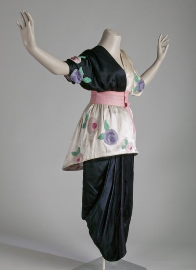 فستان سهرة شربات بواسطة Paul Poiret