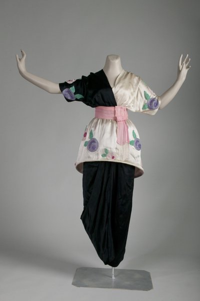 فستان سهرة شربات بواسطة Paul Poiret