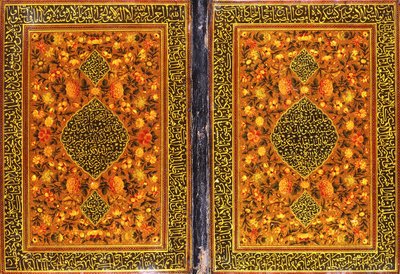 مصحف قجاري "تجليد مطلي بزخرفة نباتية ورصيعة تحتوي على نقش الثلث حوالي 1801-2. بواسطة المدرسة الفارسية