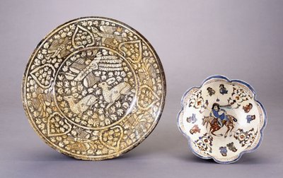 طبق من الفخار في سلطان أباد ، يصور غزالين جالسين وسط زخارف مورقة كثيفة ، القرن الرابع عشر بواسطة المدرسة الفارسية