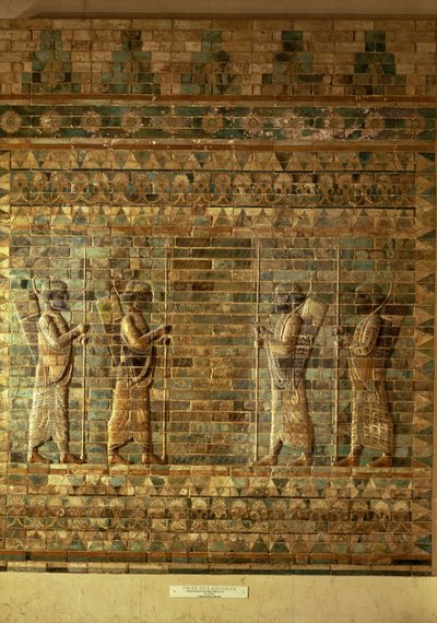 إفريز من رماة حرس الملوك الفارسيين ، من قصر داريوس الكبير (548-486 قبل الميلاد) في سوسا ، إيران ، الفترة الأخمينية ، c.500 قبل الميلاد (طوب زجاجي متعدد الألوان) (انظر أيضًا 24958 و 71521) بواسطة المدرسة الفارسية