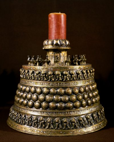 Islamic Art: bronze candlestick with silver inlay. Persian art of the 12th century. Cairo, Museum of Islamic Art بواسطة المدرسة الفارسية