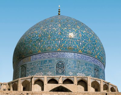 العمارة الفارسية (الصفوية): قبة المسجد الملكي (أو مسجد الشاه): تفاصيل الخزف من المدخل. 1612-1630. أصفهان (أصفهان أو أصفهان ، أصفهان) ، إيران. بواسطة المدرسة الفارسية