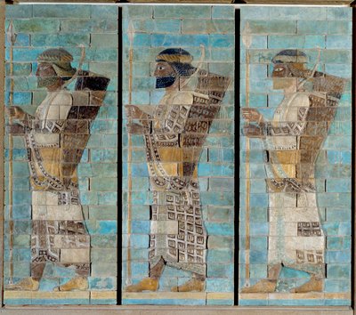 The frieze of the archers, from the palace of Darius I, king of Persia, in Susa (6th century BC). Emailed brick relief bottom. 510 BC. Paris, Louvre Museum. بواسطة المدرسة الفارسية