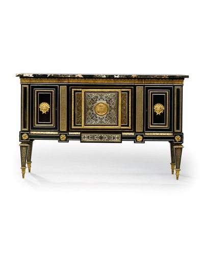 A Louis XVI Meuble d&39;appui ، c.1785-90 (نحاسي مُثبت في Ormolu وصدف بني مرصع بالبيوتر وصدف السلحفاة والبولي المطعّم) بواسطة فيليب كلود (Attr. To) Montigny