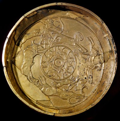 Phenician art: gold platter decorates royal hunting scene. From Ras Shamra (Ugarit or Ougarit) 14th century BC. Diameter 19 cm Paris, Louvre Museum بواسطة الفينيقي
