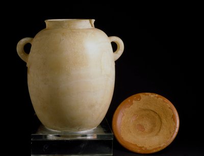 الحضارة الفينيسية: جرة ألباستر وصفيحة طينية من موقع لوريتا. القرن السابع قبل الميلاد. Museo Arqueologico ، غرناطة ، إسبانيا بواسطة الفينيقي