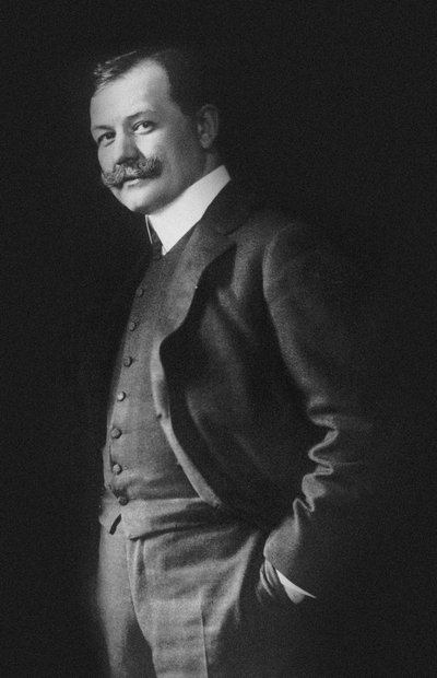 صورة للملحن فرانز ليهار 1870-1948. بواسطة استوديو الصور إي بيبر.