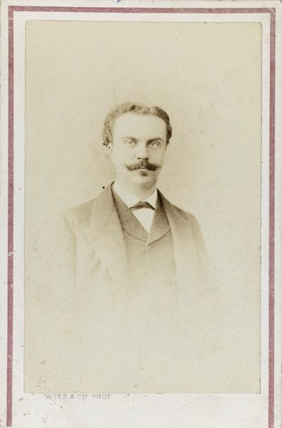 صورة غي دي موباسان ، ج. 1880. بواسطة استوديو الصور Witz and Cie.