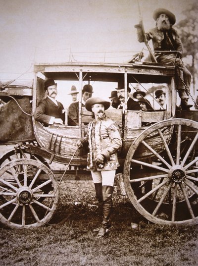 بوفالو بيل كودي (1846-1917) ومدربه Deadwood (صورة بالأبيض والأسود) بواسطة المصور أمريكي
