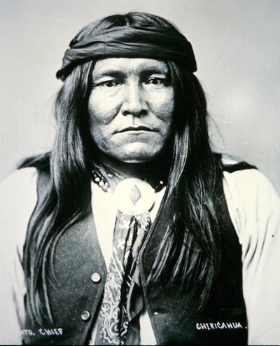 رئيس Chato لقبيلة Chiricahua (b / w photo) بواسطة المصور أمريكي
