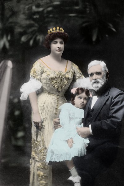 المغنية الأسترالية نيلي (نيللي) ميلبا (1861-1931) مع والدها وفتاة صغيرة مجهولة الهوية. ملبورن ، تصوير أوائل القرن العشرين بواسطة مصور فوتوغرافي استرالي