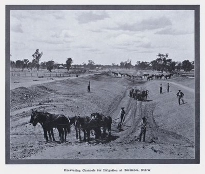 حفر القنوات للري في Berembea ، نيو ساوث ويلز (b / w photo) بواسطة مصور فوتوغرافي استرالي