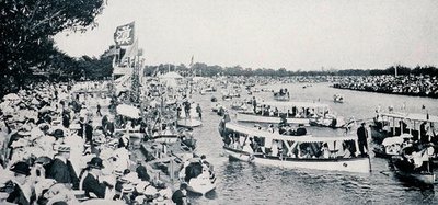 "Henley on the Yarra" ، ملبورن ، فيكتوريا ، حوالي 1904 ، من "Under the Southern Cross - Glimpses of Australia" ، الذي نشرته وزارة الشؤون الخارجية ، ملبورن بواسطة مصور فوتوغرافي استرالي