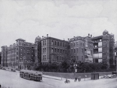 Melbourne Hospital, from the intersection of Swanston and Lonsdale Streets (b/w photo) بواسطة مصور فوتوغرافي استرالي