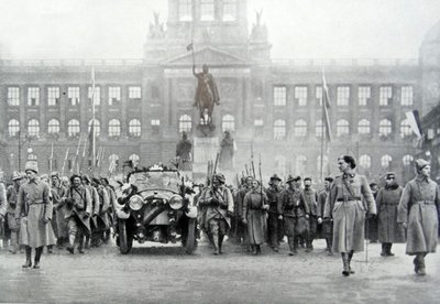 القوات التشيكية ترافق الرئيس توماس ماساريك في براغ ، 25 ديسمبر 1918 (صورة بالأبيض والأسود) بواسطة مصور تشيكي