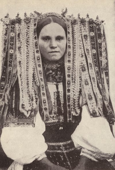 امرأة تشيكية ترتدي غطاء رأس من الأشرطة حيث يشير كل شريط إلى الخاطب الذي رفضته للزواج (صورة b / w) بواسطة مصور تشيكي