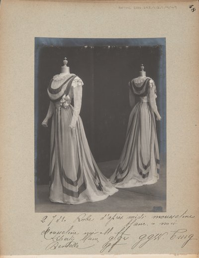 صفحة الألبوم: House of Worth، Aftrenoon Dress بواسطة مصور فوتوغرافي فرنسي