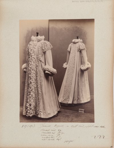 صفحة الألبوم: House of Worth، Coat (Grand Manteau) بواسطة مصور فوتوغرافي فرنسي