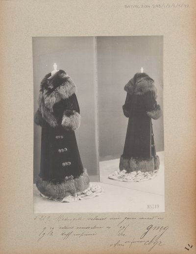 صفحة الألبوم: House of Worth، Coat (Redingote) بواسطة مصور فوتوغرافي فرنسي