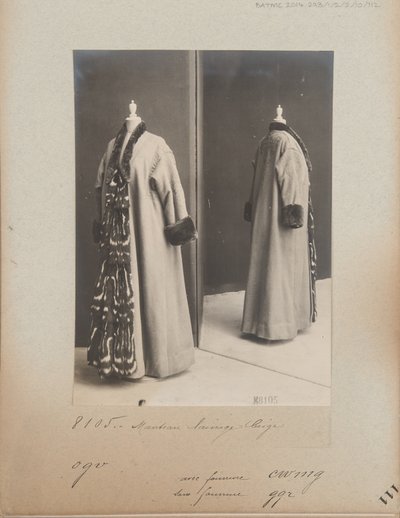 صفحة الألبوم: House of Worth، Coat بواسطة مصور فوتوغرافي فرنسي