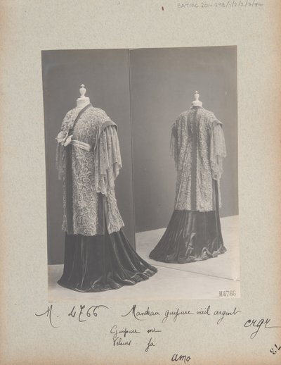 صفحة الألبوم: House of Worth، Coat بواسطة مصور فوتوغرافي فرنسي