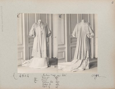 صفحة الألبوم: House of Worth، Coat بواسطة مصور فوتوغرافي فرنسي