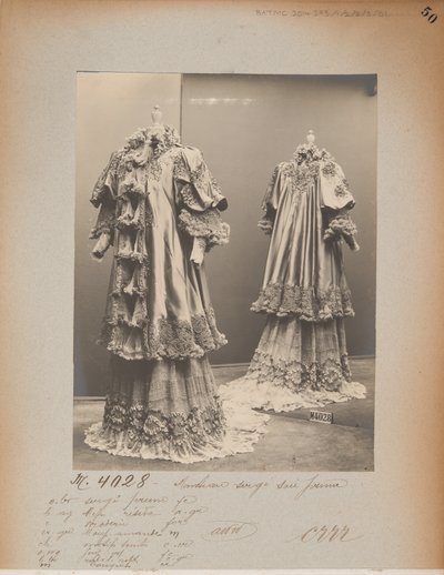 صفحة الألبوم: House of Worth، Coat بواسطة مصور فوتوغرافي فرنسي