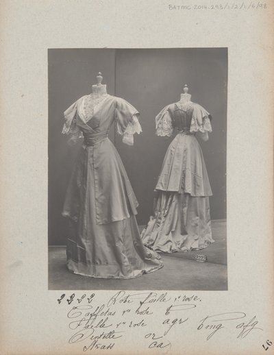 صفحة الألبوم: House of Worth ، Costume بواسطة مصور فوتوغرافي فرنسي