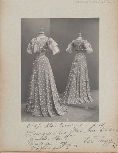 صفحة الألبوم: House of Worth ، Costume بواسطة مصور فوتوغرافي فرنسي