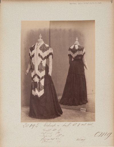 صفحة الألبوم: House of Worth، Shoulder Cape بواسطة مصور فوتوغرافي فرنسي