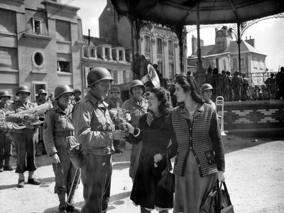الجنود الأمريكيون يتحدثون مع الشابات الفرنسيات ، شيربورج ، 29 يونيو بواسطة مصور فوتوغرافي فرنسي