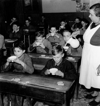 الحليب المجاني في المدارس الفرنسية ، 8 ديسمبر 1954 (b / w photo) بواسطة مصور فوتوغرافي فرنسي