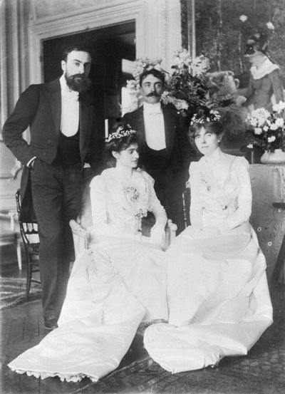 LR: Ernest Rouart (1874-1942) وزوجته Julie Manet (1878-1967) ، Paul Valery (1871-1945) وزوجته Jeannie Gobillard (1877-1970) ، في يوم زواجهما ، مايو 1900 (b / w photo) بواسطة مصور فوتوغرافي فرنسي
