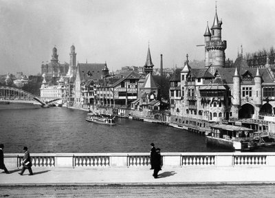 العمارة القوطية الجديدة المصممة للمعرض العالمي لعام 1900 ، باريس (صورة بالأبيض والأسود) بواسطة مصور فوتوغرافي فرنسي