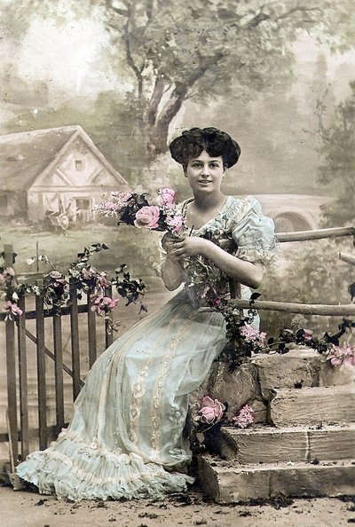امرأة مع إكليل من الزهور ، بطاقة بريدية ، ج. 1900 (صورة ملونة باليد) بواسطة Photographer French