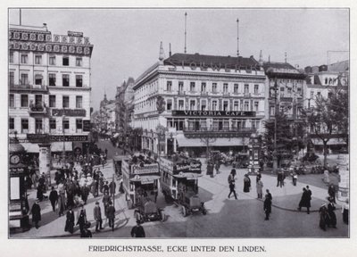 برلين: شارع Friedrichstrasse ، زاوية Unter den Linden (صورة b / w) بواسطة مصور فوتوغرافي ألماني
