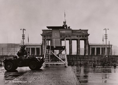 سيارة مدرعة بريطانية على الحدود بين برلين الشرقية والغربية عند بوابة براندنبورغ (صورة b / w) بواسطة مصور فوتوغرافي ألماني
