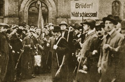 احتجاج "أيها الإخوة لا تطلقوا النار!" في برلين ، تشرين الثاني (نوفمبر) 1918 (صورة بني داكن). بواسطة مصور فوتوغرافي ألماني
