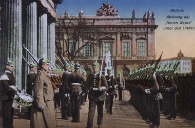 تغيير الحارس في Neue Wache ، Unter den Linden ، برلين ، ألمانيا (صورة ملونة) بواسطة مصور فوتوغرافي ألماني