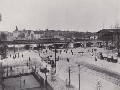 Charlottenburg, Hardenbergstrasse, Bahnhof Zoologischer Garten (b/w photo) بواسطة مصور فوتوغرافي ألماني